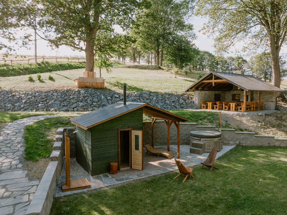 Finnish sauna and hot tub in the garden of Polňačka Cottage