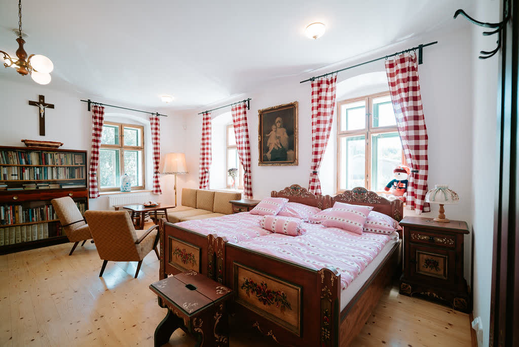 Bedroom with pink bedding