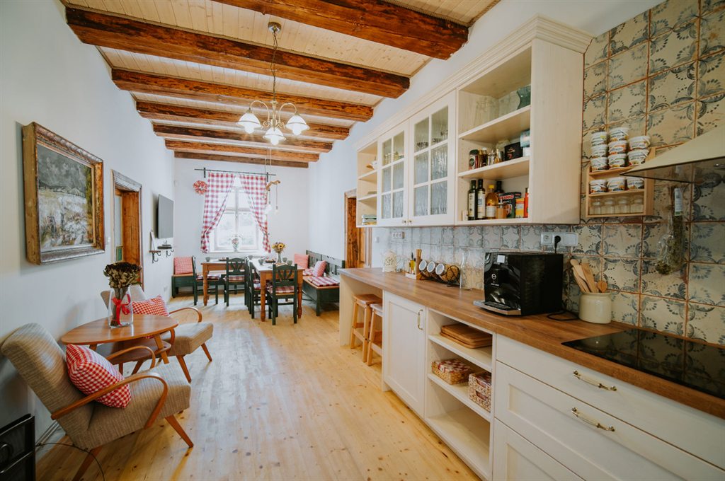 Kitchen with a dining corner and a beamed ceiling